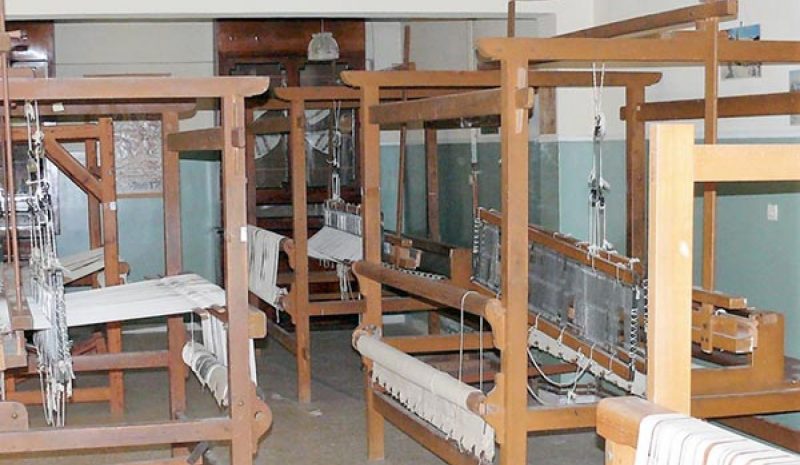 Υφαντική στο Μέκκειο Ίδρυμα  και ξυλοτεχνία στο Μέτσοβο