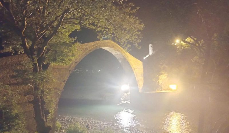 Νέος φωτισμός αναδεικνύει το πέτρινο γεφύρι Κόνιτσας