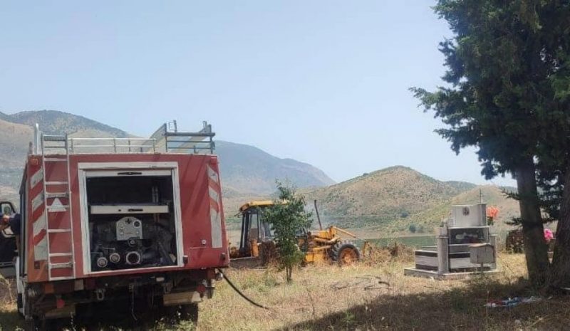  Φωτιά σε νεκροταφείο από αναμμένα κεριά 
