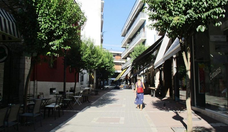 Οι υψηλές θερμοκρασίες φρενάρουν και τις εκπτώσεις  