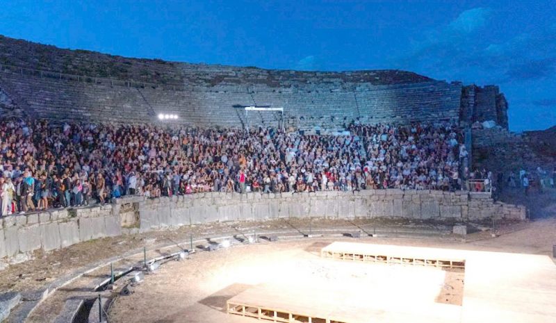 Εισήλθαν στο θέατρο και πολλά παιδιά που δεν είχαν υπολογιστεί!