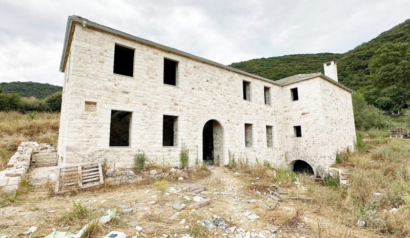 Αναστηλώνονται ερειπωμένα  κτίρια στη Μονή Βελλάς 