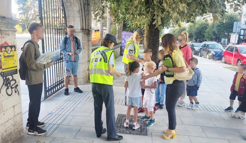 Ενημερωτικά φυλλάδια για την οδική ασφάλεια μοιράστηκαν χθες στους μαθητές