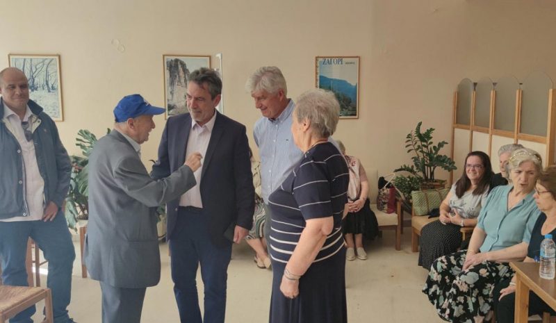 Στα ΚΑΠΗ ο Δήμαρχος και  ο Πρόεδρος του ΟΚΠΑΠΑ 