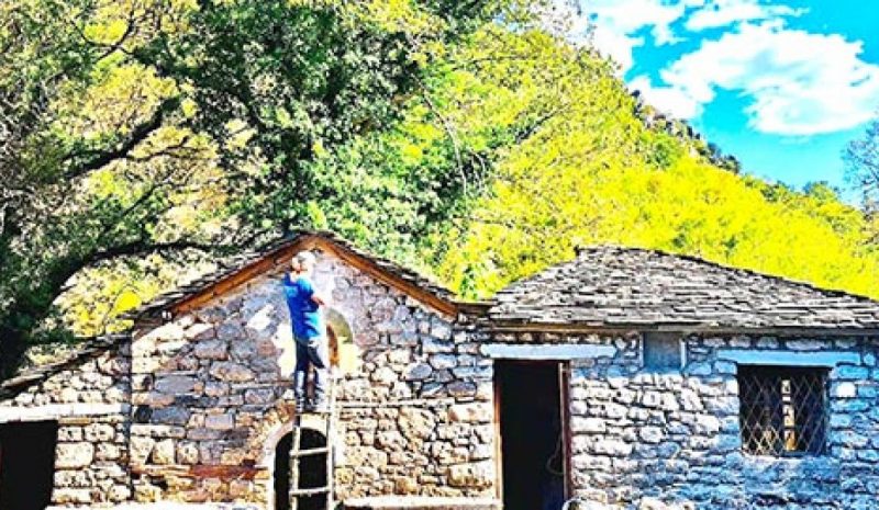 Ανακαινίζεται παλαιά Μονή  μέσα στο φαράγγι του Βίκου 