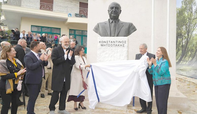  Ένθερμος… φιλέλληνας εμφανίστηκε  χθες ο Έντι Ράμα στη Δερβιτσάνη!  