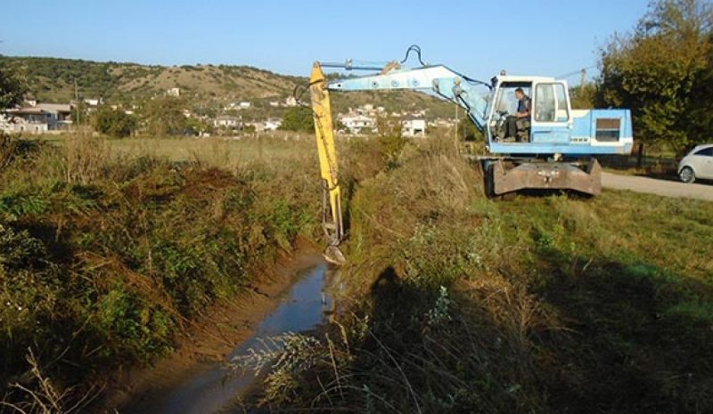 Καθαρίζουν τάφρους και αγωγούς ομβρίων 