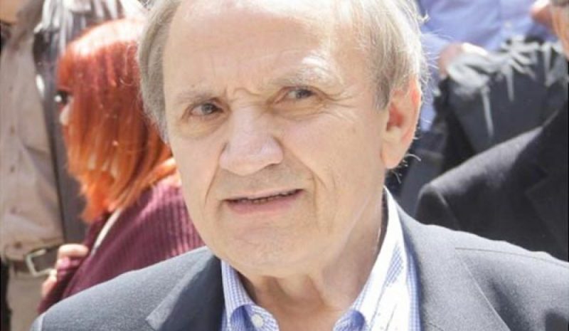 Την πόρτα της εξόδου  βλέπει ο Στεφ. Τζουμάκας 