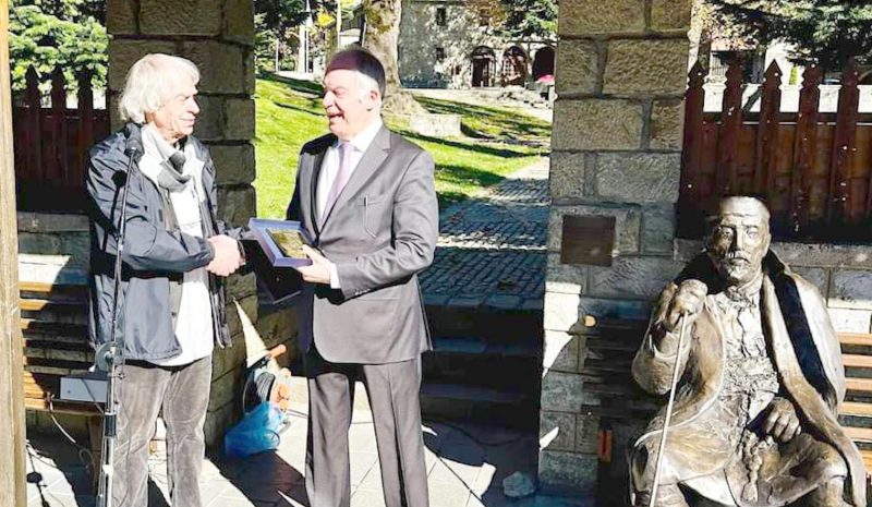 Ο «Απόμαχος Μετσοβίτης» κοσμεί την πλατεία της ορεινής κωμόπολης  