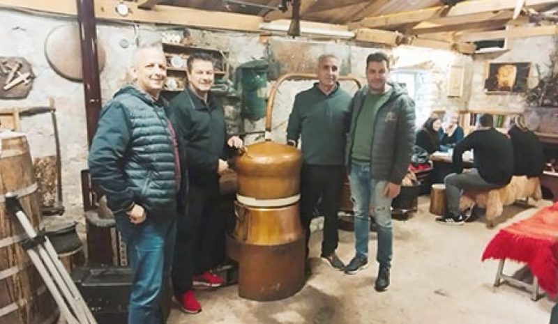 Έστησε ρακοκάζανα και το γλέντησε το Τμήμα Παραδοσιακών Χορών 