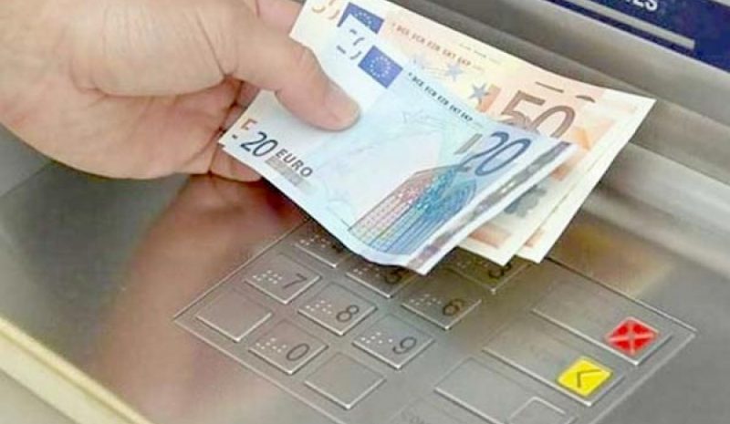 Μετά τα πρόστιμα μειώνονται ελαφρώς  οι προμήθειες τραπεζών στα ATM