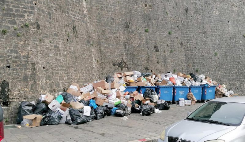  Οι σωροί των σκουπιδιών  δυσφήμισαν την πόλη! 