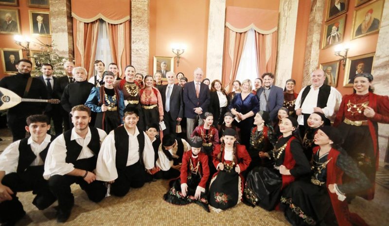 Ο Πρόεδρος της Βουλής άκουσε  τα κάλαντα και από Ηπειρώτες