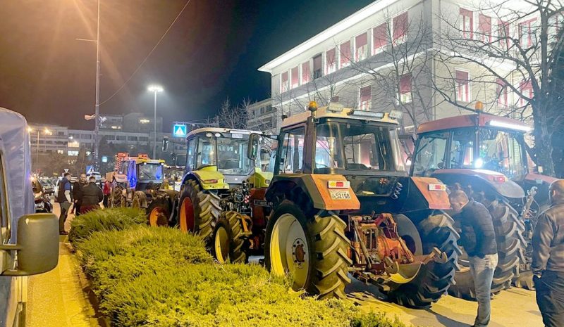  Με τα τρακτέρ τους οι αγρότες χθες  έφθασαν στην Περιφέρεια Ηπείρου! 