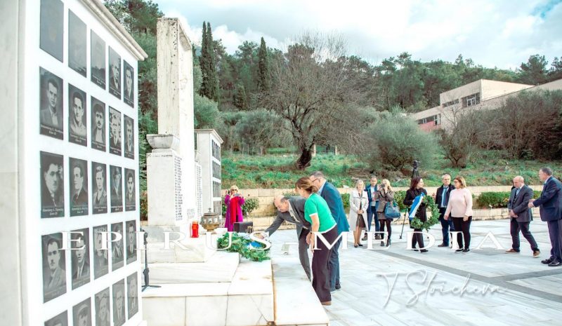  Τα μέλη της Πα.Δ.Ε.Ε. στο μνημείο  των Προκρίτων της Παραμυθιάς