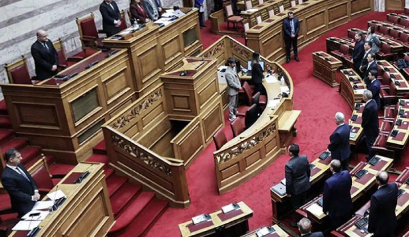 Ενός λεπτού σιγή από τη Βουλή  χθες για τα θύματα των Τεμπών