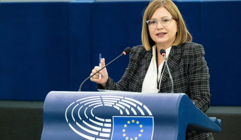 Στο αρχείο η υπόθεση της Μ. Σπυράκη για την αμοιβή πρώην συνεργάτη της 