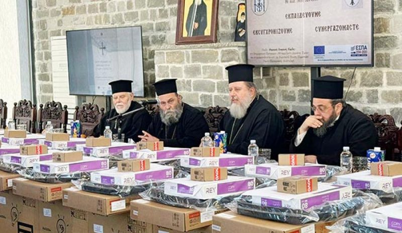 Φορητοί υπολογιστές παραδόθηκαν στους ιερείς της Μητρόπολης Ιωαννίνων