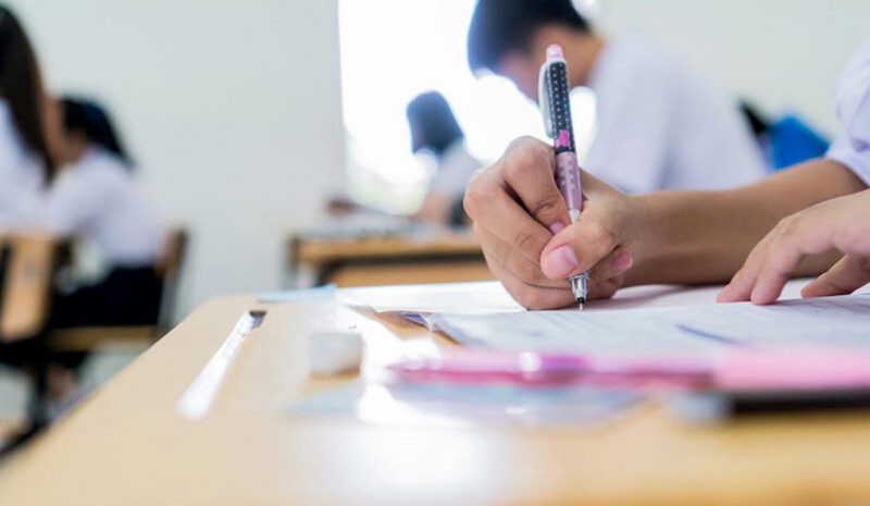 Το Υπ. Παιδείας εξετάζει νέο σχέδιο για εθνικό απολυτήριο και Πανελλαδικές 