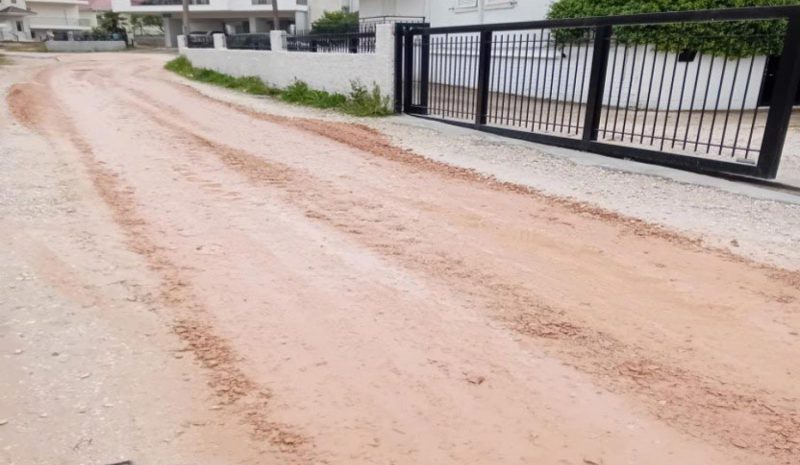 Ακόμα περιμένουν άσφαλτο σε οδό στα Καρδαμίτσια