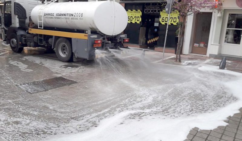 Συνεχίζεται το πλύσιμο  κοινόχρηστων χώρων