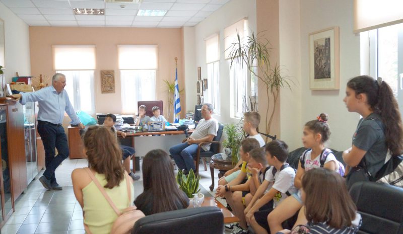 Μαθητές του 2ου Δημοτικού Ελεούσας  τα… είπαν με τον Μιχάλη Πλιάκο
