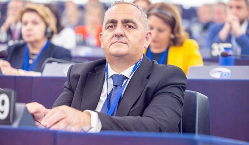 Όλα τα φώτα της δημοσιότητας διεθνώς στον «ελεύθερο… φυλακισμένο» Φρ. Μπελέρη