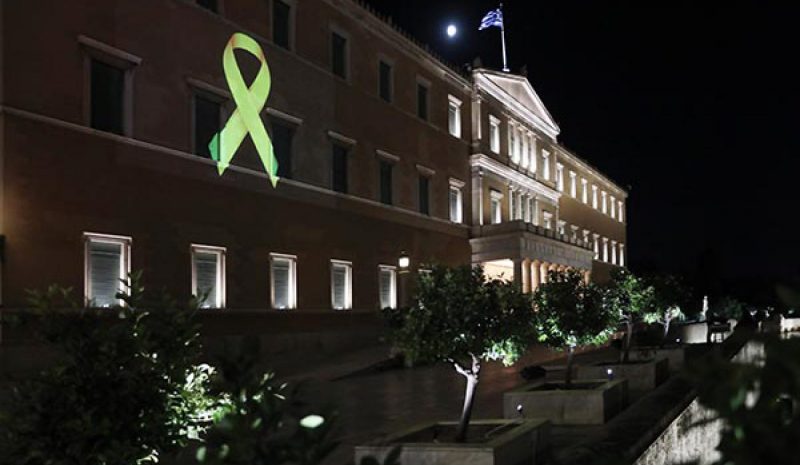 Φωταγώγηση του κτιρίου της Βουλής με το σύμβολο  της μάχης κατά του καρκίνου σε παιδιά και εφήβους