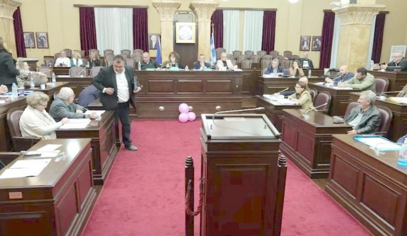 «Άναψαν τα αίματα» στη συζήτηση για τα τέλη κοινόχρηστων χώρων