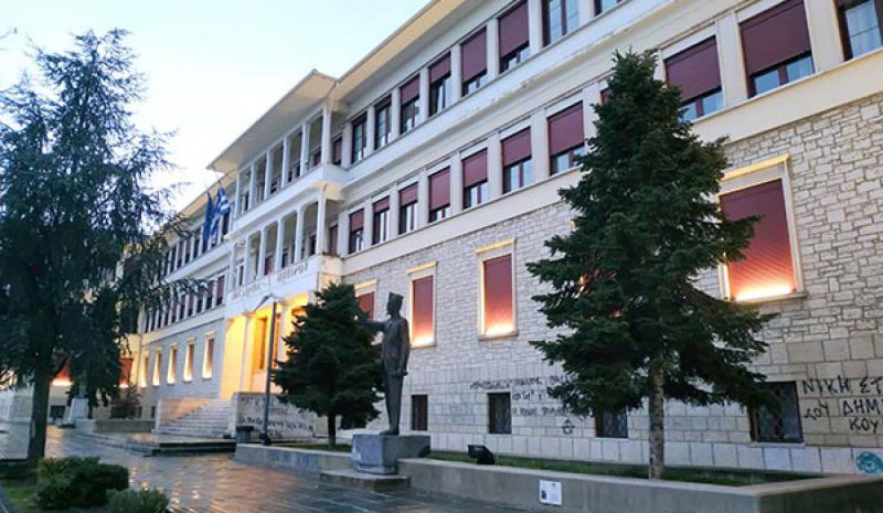 Πώς δικαιολογούνται τόσες πολλές απευθείας αναθέσεις;