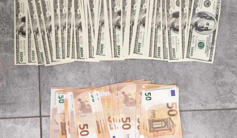 Παραλίγο να… πλουτίσουν  χάρη σε πλαστά δολάρια!