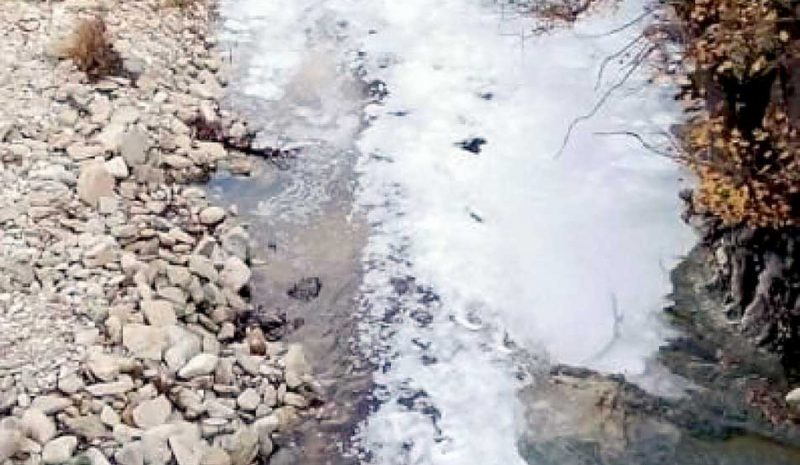 Σαπούνια και απορρυπαντικά  έκαναν το ποτάμι να αφρίσει!