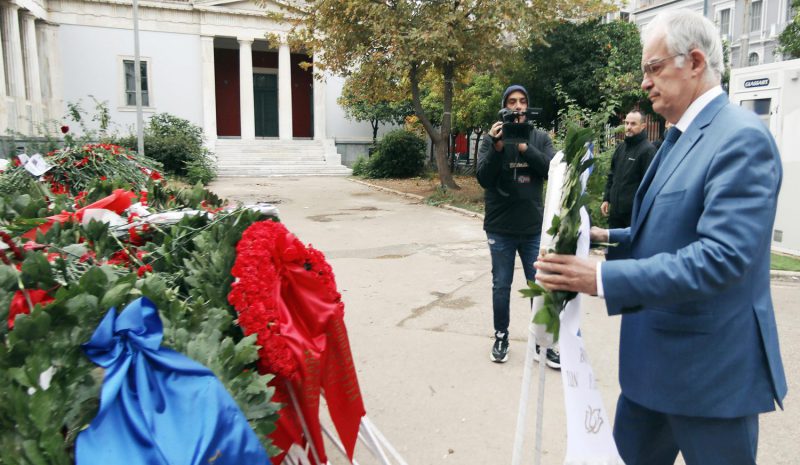 ΚΩΣΤΑΣ ΤΑΣΟΥΛΑΣ: Οι φοιτητές του Πολυτεχνείου τίμησαν το Σύνταγμα...