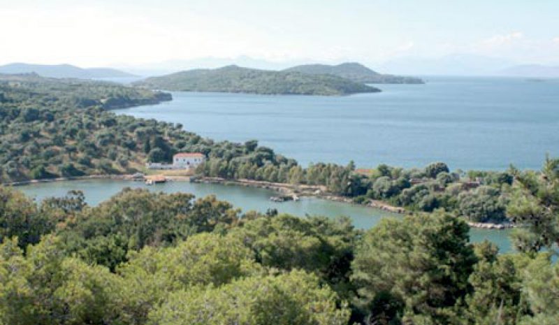 Στη Βουλή η εγκατάσταση πλωτού φωτοβολταϊκού στον Αμβρακικό 
