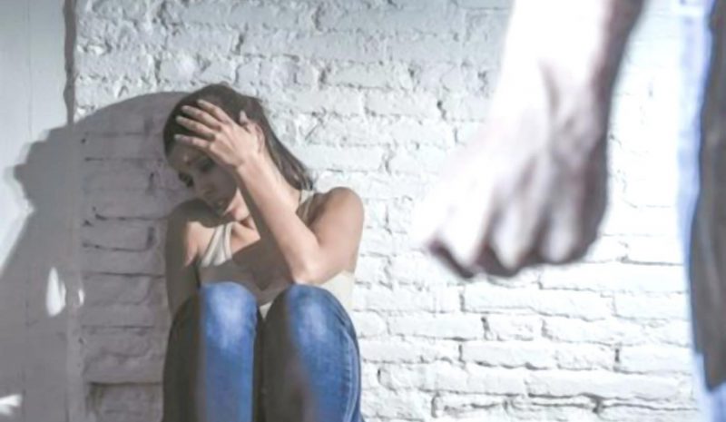Πληθαίνουν τα φαινόμενα ενδοοικογενειακής βίας