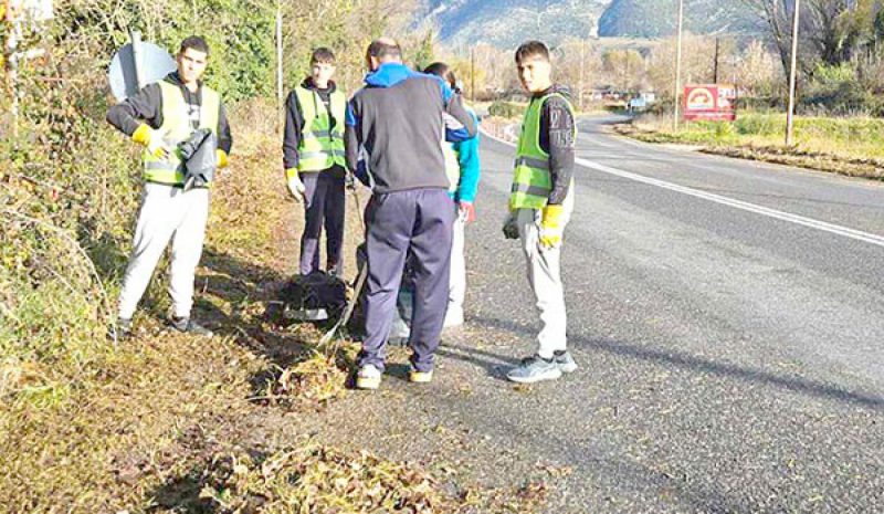 Εθελοντές και ΠΝΟΙ καθάρισαν τον δρόμο από Αγ. Νικόλαο Κοπάνων μέχρι Πέραμα