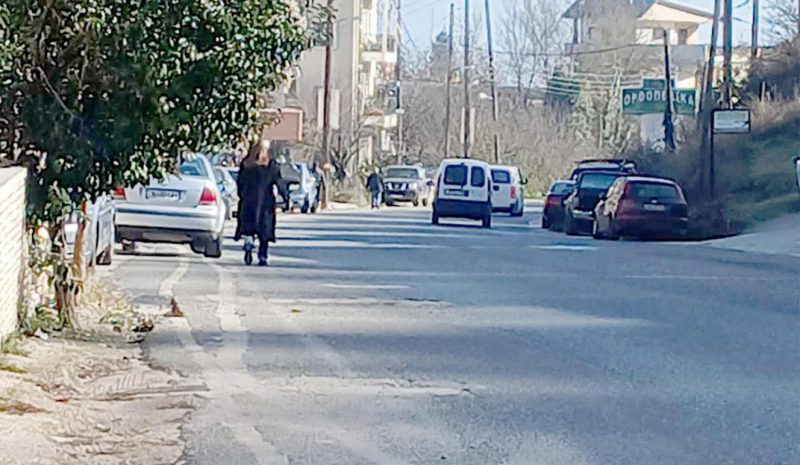 «Μισά» τα πεζοδρόμια στην οδό Μακρυγιάνη!