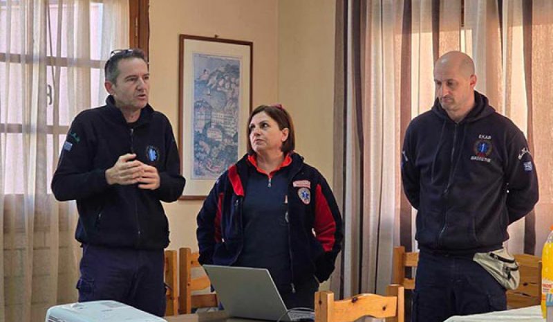 Επίδειξη χρήσης απινιδωτή στα Δολιανά Πωγωνίου