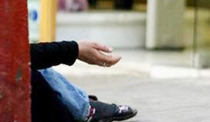 Με το μωρό της αγκαλιά  ζητιάνευε μέσα στο κρύο!