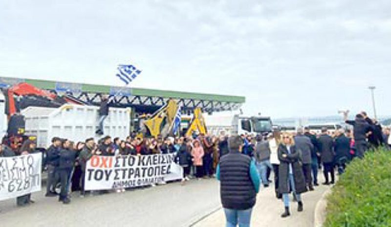 Μαζικές διαμαρτυρίες για το κλείσιμο του στρατοπέδου στους Φιλιάτες