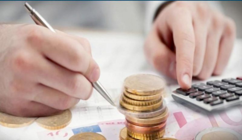 Έξι στα δέκα νοικοκυριά  «δεν βγάζουν τον μήνα»!