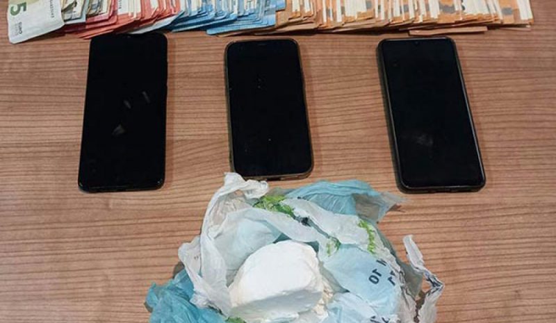 Τρία άτομα «πιάστηκαν» με κοκαΐνη  έξω από σχολείο στα Γιάννενα! 
