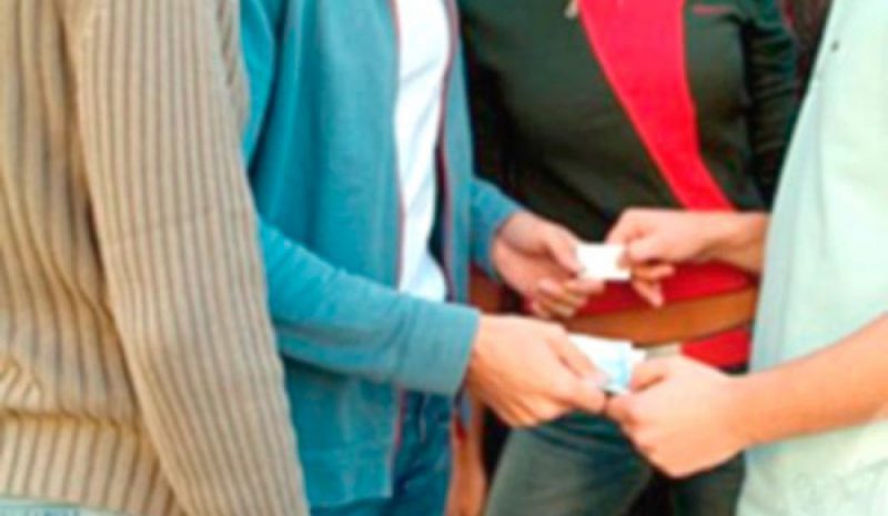 Μια 16χρονη συνελήφθη με  ναρκωτικά έξω από σχολείο!