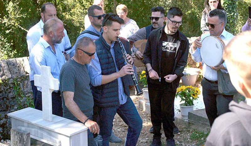 «Τρισάγια» με κλαρίνο στους τάφους  των νεκρών τη Δευτέρα του Πάσχα! 