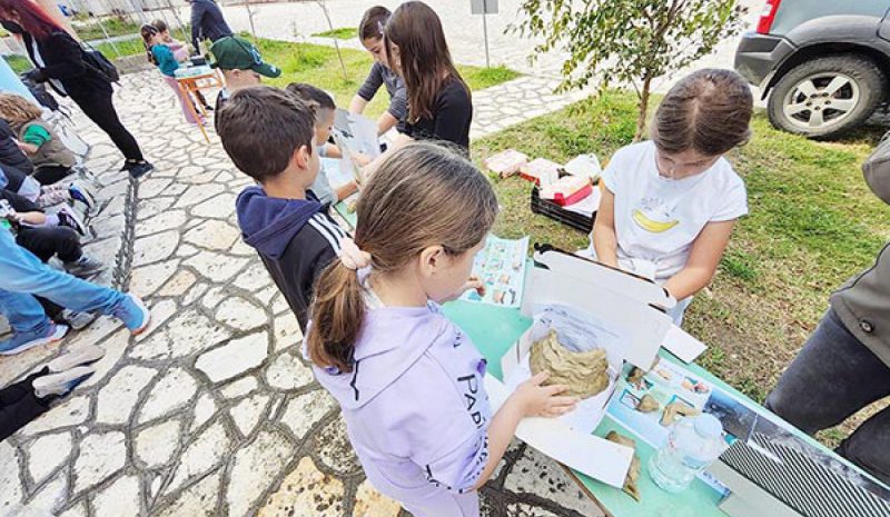 Μαθητές καλωσόρισαν τα χελιδόνια  φτιάχνοντας πήλινες φωλιές 