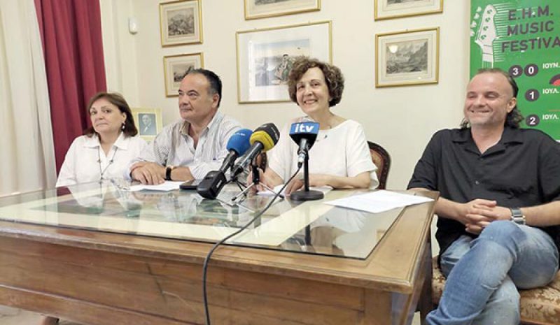 Μουσικοί από διαφορετικές γενιές πάνω στην ίδια σκηνή!
