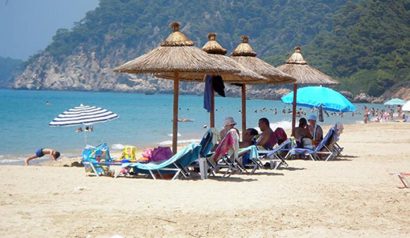 Οι μισοί Έλληνες δεν θα πάνε φέτος διακοπές το καλοκαίρι!