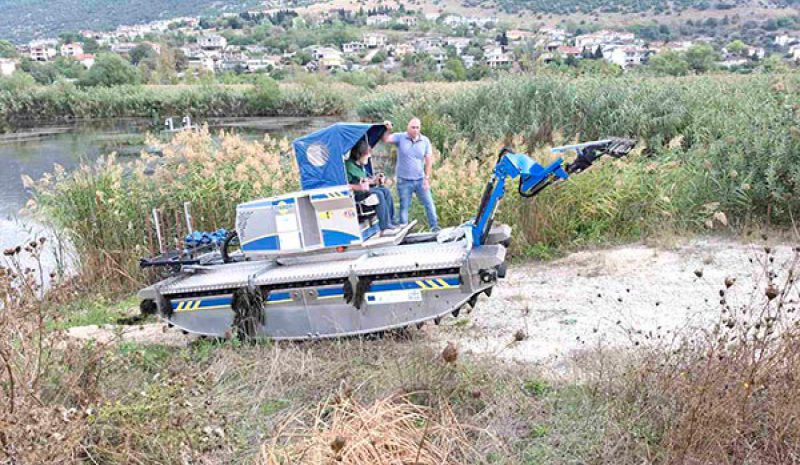 Ένα αμφίβιο μηχάνημα για τους καλαμώνες της λίμνης!