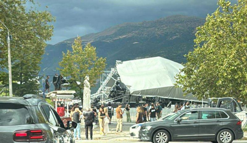 Η εξέδρα κατέρρευσε – η συναυλία  ακυρώθηκε στην πλατεία Μαβίλη! 