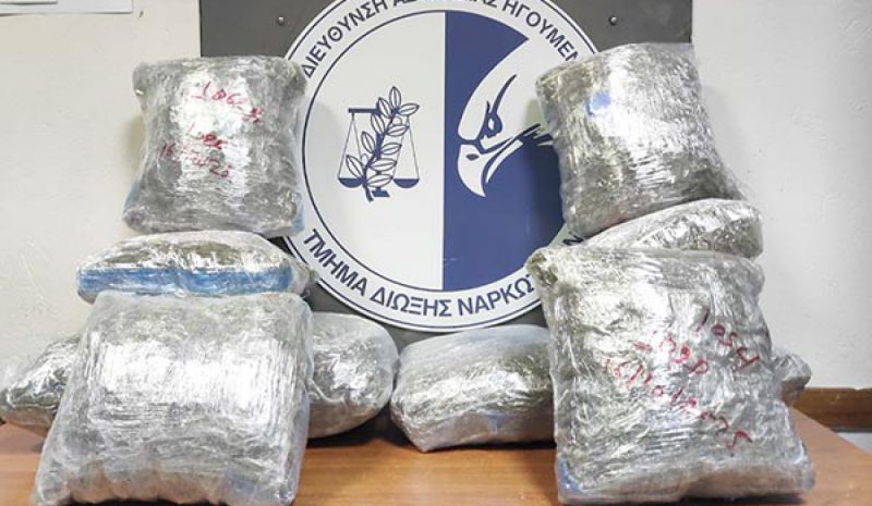 Αστυνομικοί σκύλοι ξετρύπωσαν  κάνναβη από πορτ μπαγκάζ Ι.Χ!